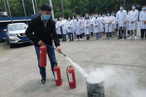 創(chuàng)想儀器安全員演示滅火器的使用 /cxyq/20210519093620-FiYX5-5xWMjWueHA6x3Y3rTDgFNm.jpg