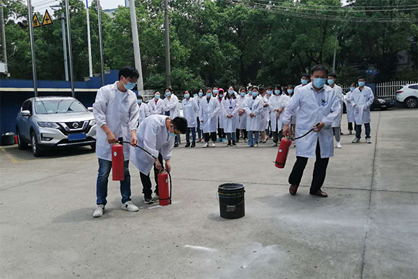 公司員工操作滅火器 /cxyq/20210519093628-Fn9GF6tOGVvP-Zu3Q-4Ty1eNOIYk.jpg