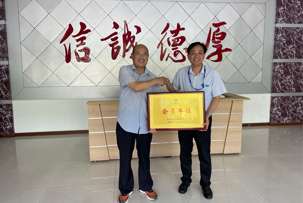 無錫市信用建設促進會會長給我們會員單位授牌 /cxyq/20210623160707-FoiTMDr6Yvn9OGji7clKEX98uGXT.jpg