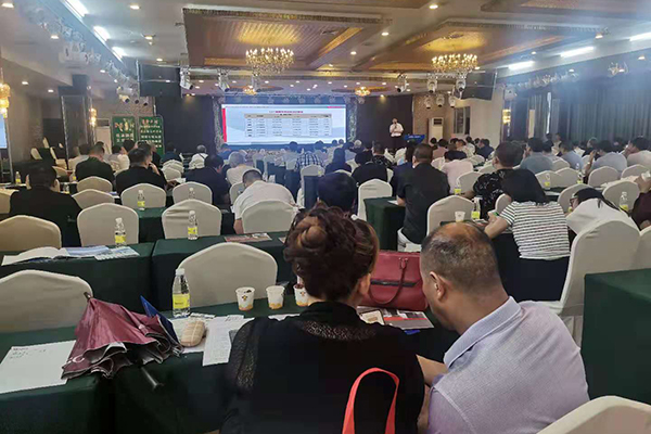 會議現(xiàn)場嘉賓認(rèn)真聽講 /cxyq/20210628132612-FhgzdKpyJKuPzyvyRG5xqumvJFr7.jpg