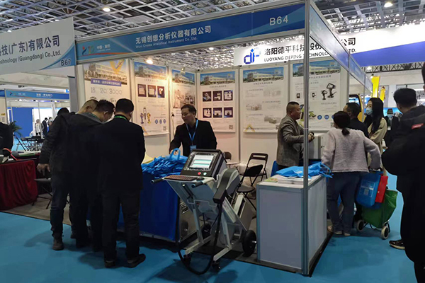 創(chuàng)想儀器展臺前的咨詢 /cxyq/20230330115721-FurznAeqZwfrtuhILZ0ODqJaSzgV.jpg