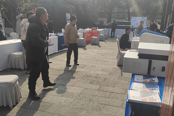 為嘉賓展示光譜儀器 /cxyq/20240102112013-FmMrVp8TpU_LilALJGmM2mx9GffB.jpg