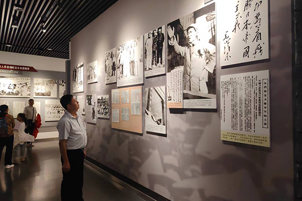 支部書記彭順和在駐足認真學(xué)習 /cxyq/20240924101012-FtgmvMO7WnVuV9KeKttCCwhiufb-.jpg