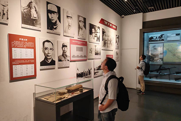 支部副書記袁海軍在駐足認真學(xué)習 /cxyq/20240924101022-FkU0Osk1xWOKBHnXoH9c20ryqQyM.jpg