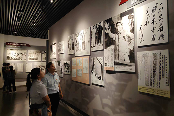 黨員同志們駐足認真學(xué)習 /cxyq/20240924101032-Fp_M38M4pxsmrGFMbJ-kU2mk6vV8.jpg