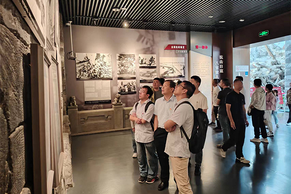 黨員同志們駐足認真學(xué)習 /cxyq/20240924101101-Fo6rK2l_shZ1lFUgjDV406Eo_ab2.jpg