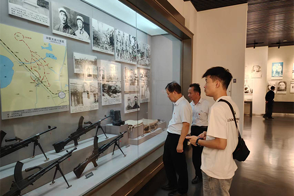 黨員同志們駐足認真學(xué)習 /cxyq/20240924101116-FgSSoSvlbEfY5ctiAGo6Txmw4nYz.jpg